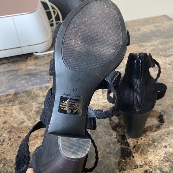 Black heels - Picture 3 of 4